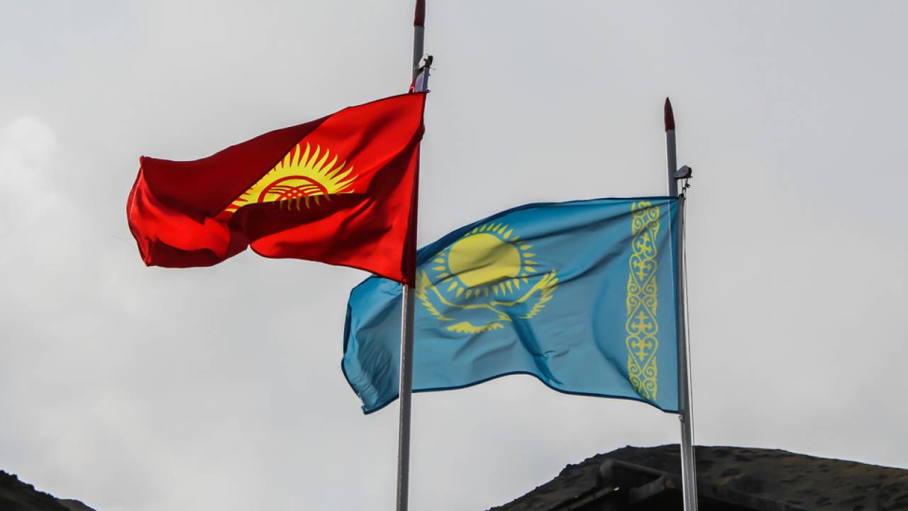 Казахстан ратифицировал соглашение с Кыргызстаном о миграции