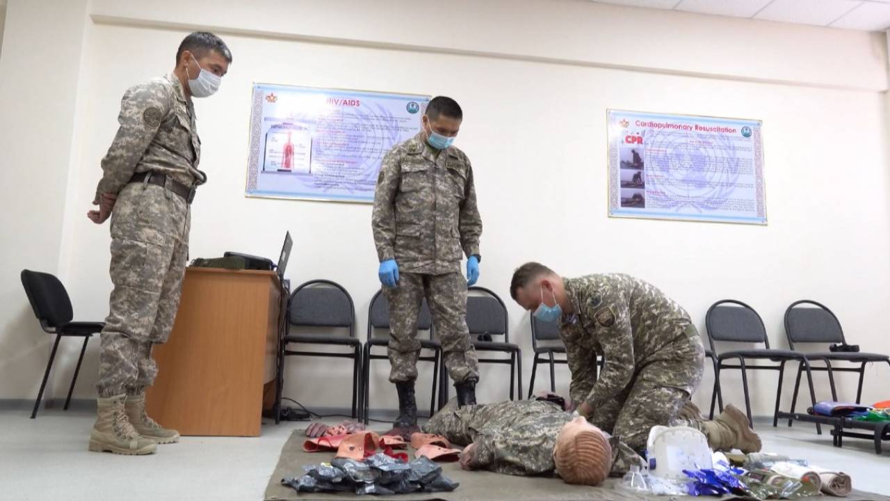 Казахстанские военные медики обучают неотложной медицинской помощи