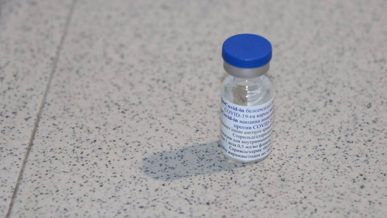 Казахстанцы переносят вакцинацию от коронавируса без серьезных последствий 
