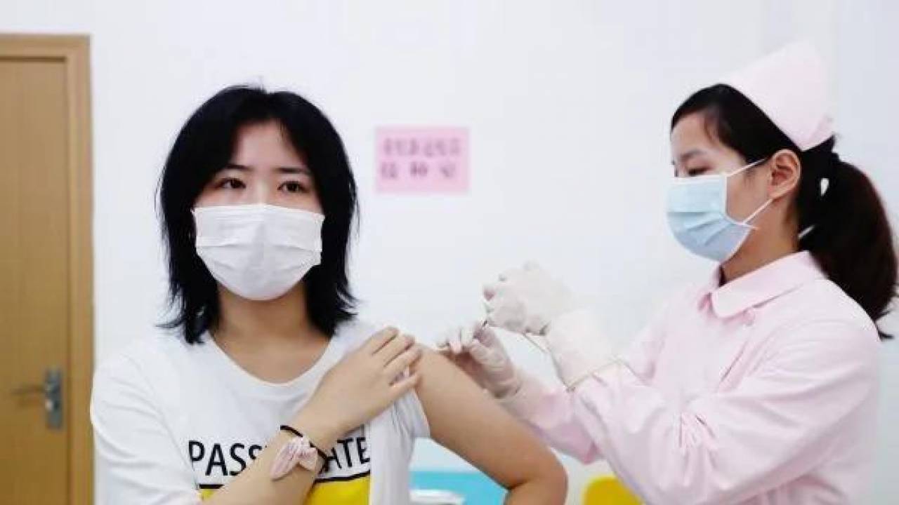Китай ввел уже почти 225 млн доз вакцины от COVID-19