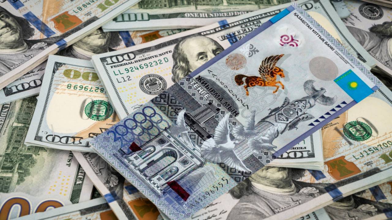 Курс доллара снижается на торгах