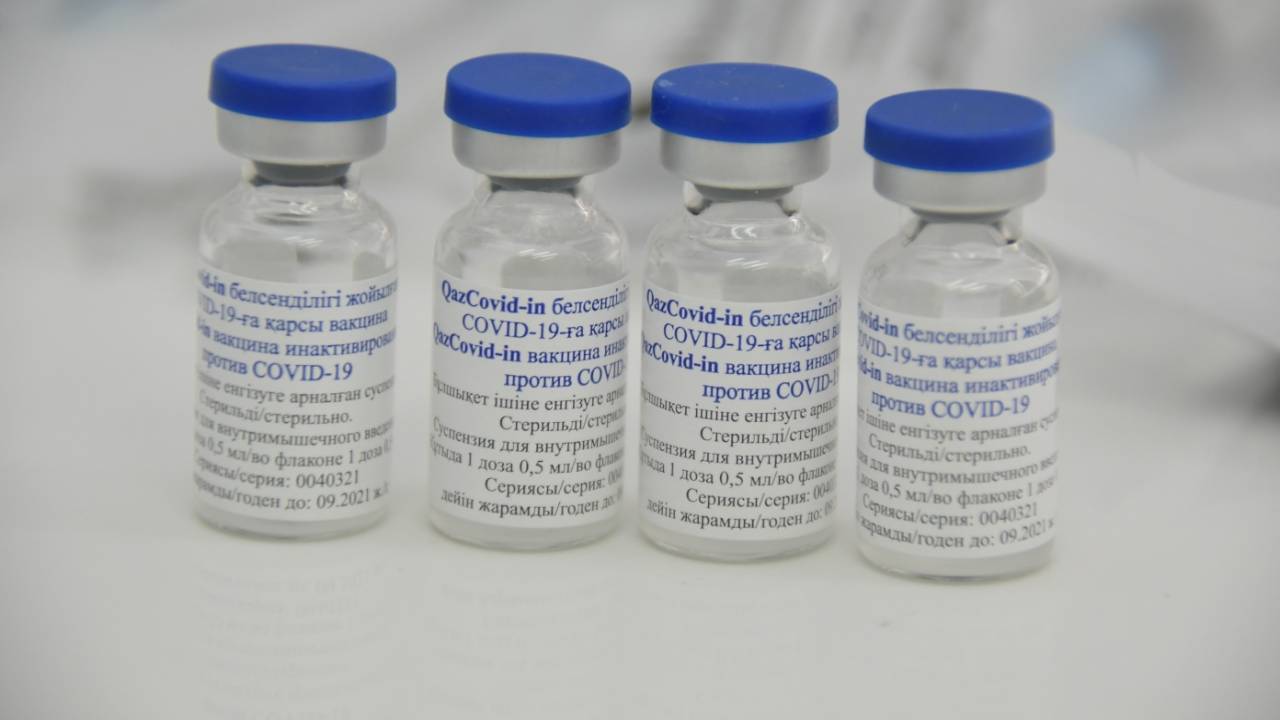 Массовая вакцинация отечественным препаратом QazCovid-in стартовала в Акмолинской области