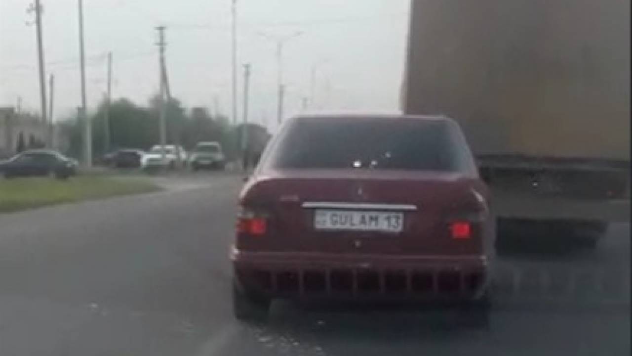 Mercedes с номером "Gulam" лихачил по дорогам в Туркестанской области