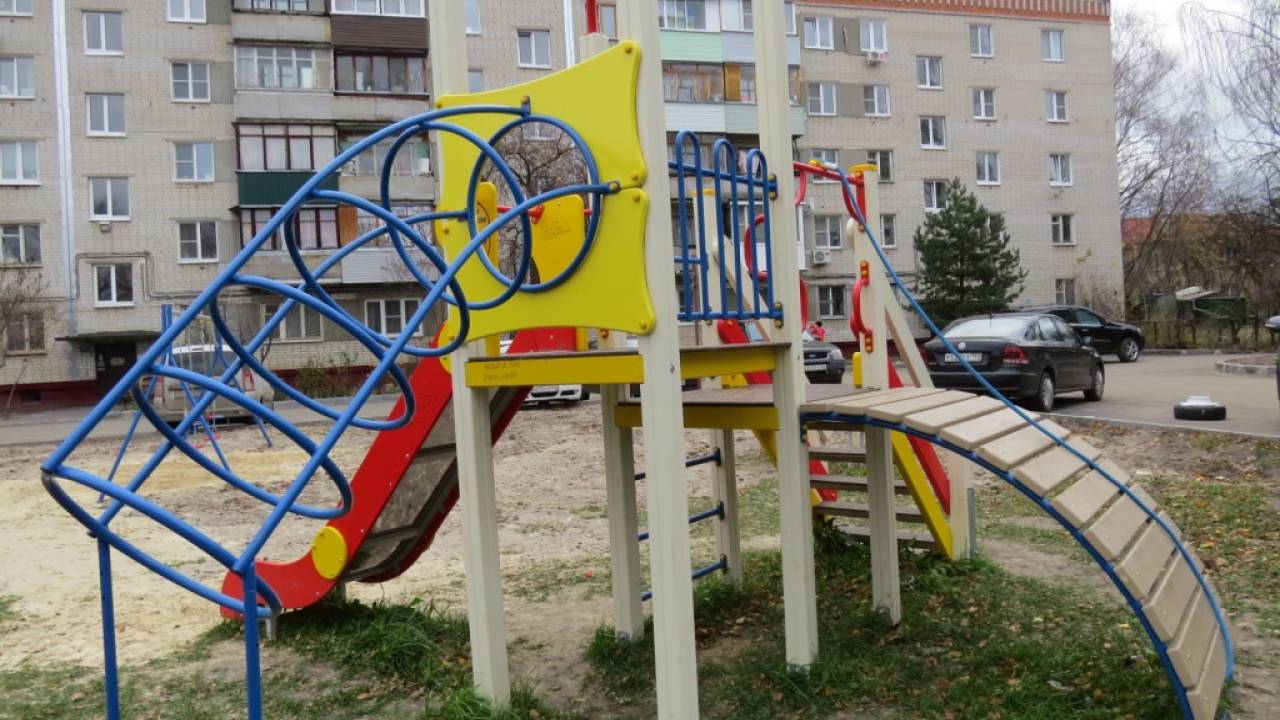 Мужчина повесился на детской площадке в Уральске