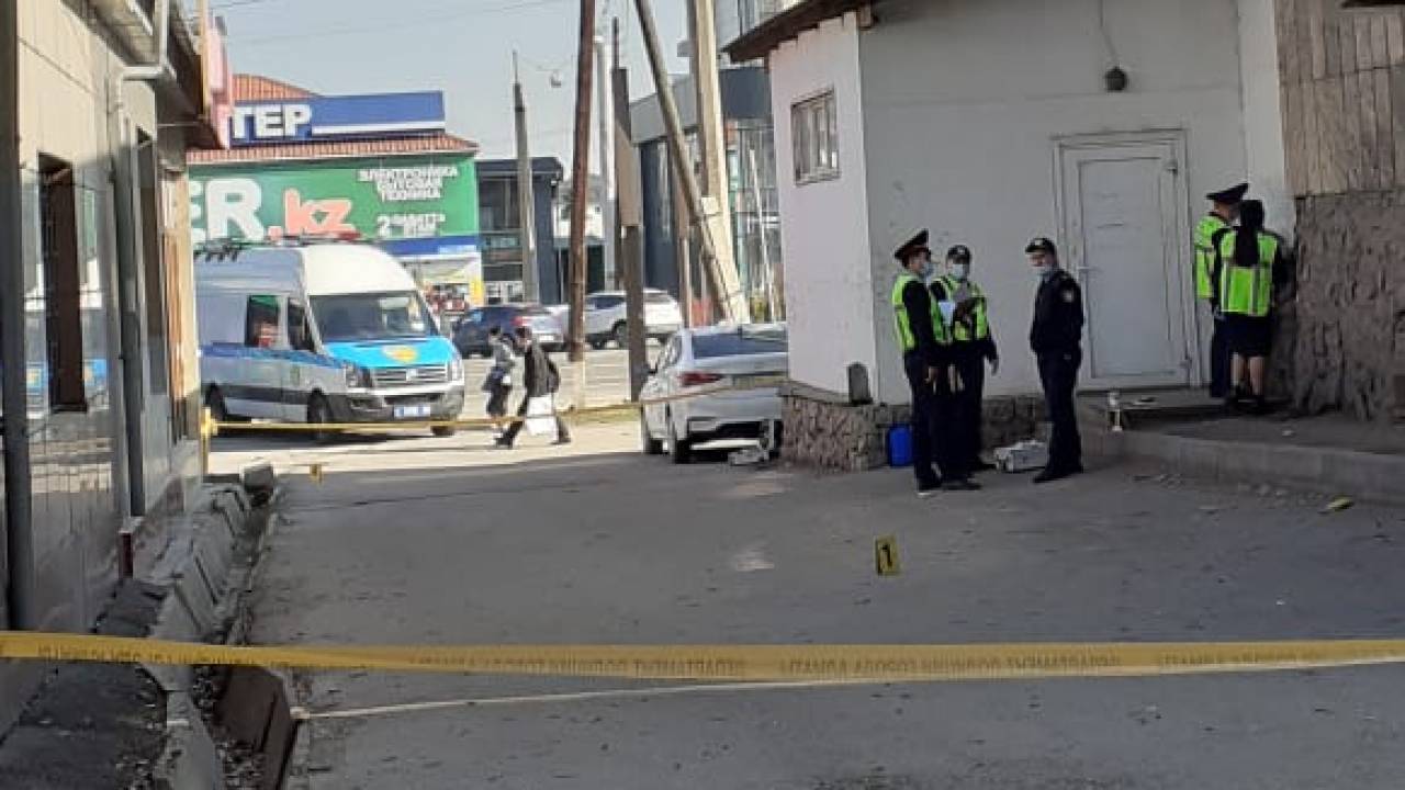 Мужчина выстрелил в незнакомого парня в одном из дворов Алматы