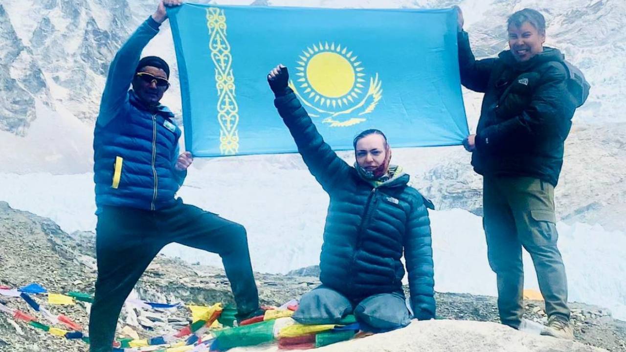 Назарбаев пообещал покорившей Эверест казахстанке протезы для ног