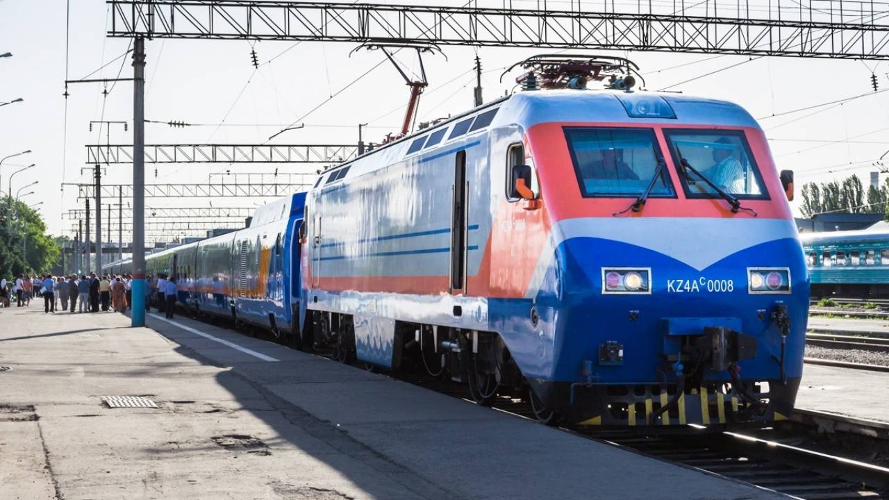 Не дошел до туалета: пьяного мужчину сняли с поезда Атырау - Алматы