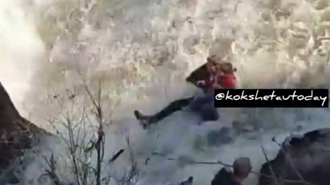 Папа с дочкой упали в водопад в Кокшетауской области
