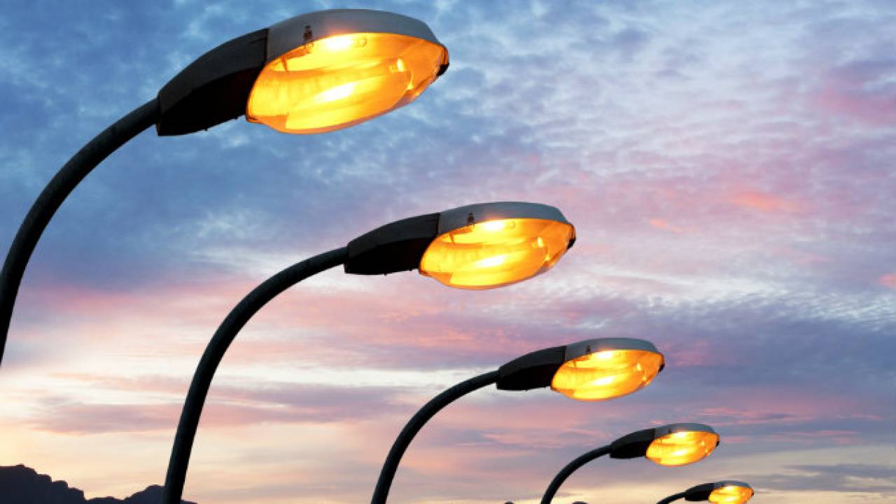 Похитители фонарей с аллеи Триатлон парка в Нур-Султане попали на видео 