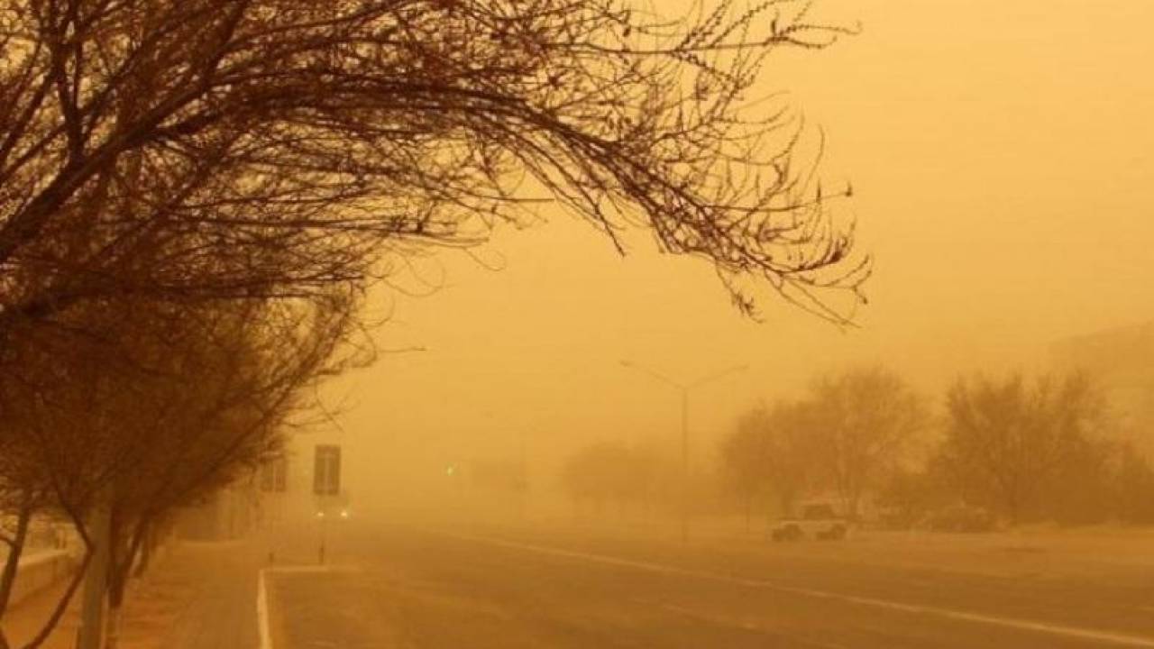 Пыльная буря бушует на трассах Мангистауской области