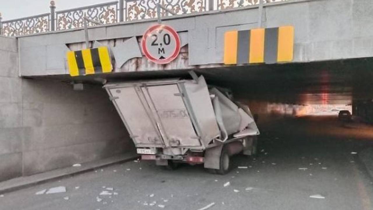 "Смяло фургон". В Нур-Султане грузовик застрял в тоннеле