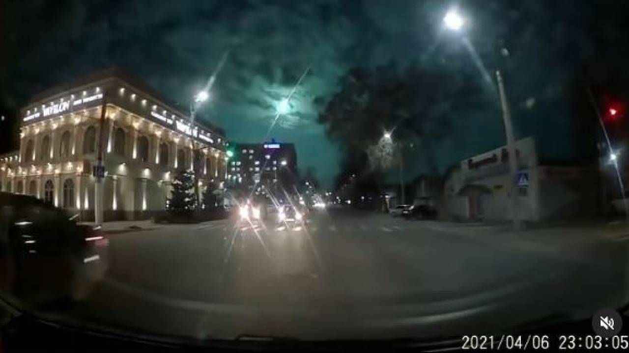 "Упал метеорит". В Казахстане и Кыргызстане сняли светящийся в небе объект