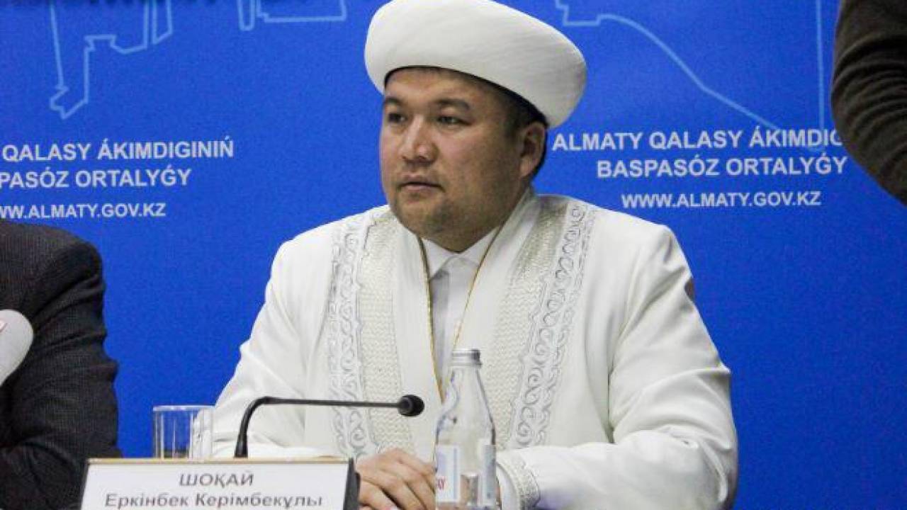 Религия не может быть против этого - Еркинбек Шокай призывает мусульман Алматы к вакцинации