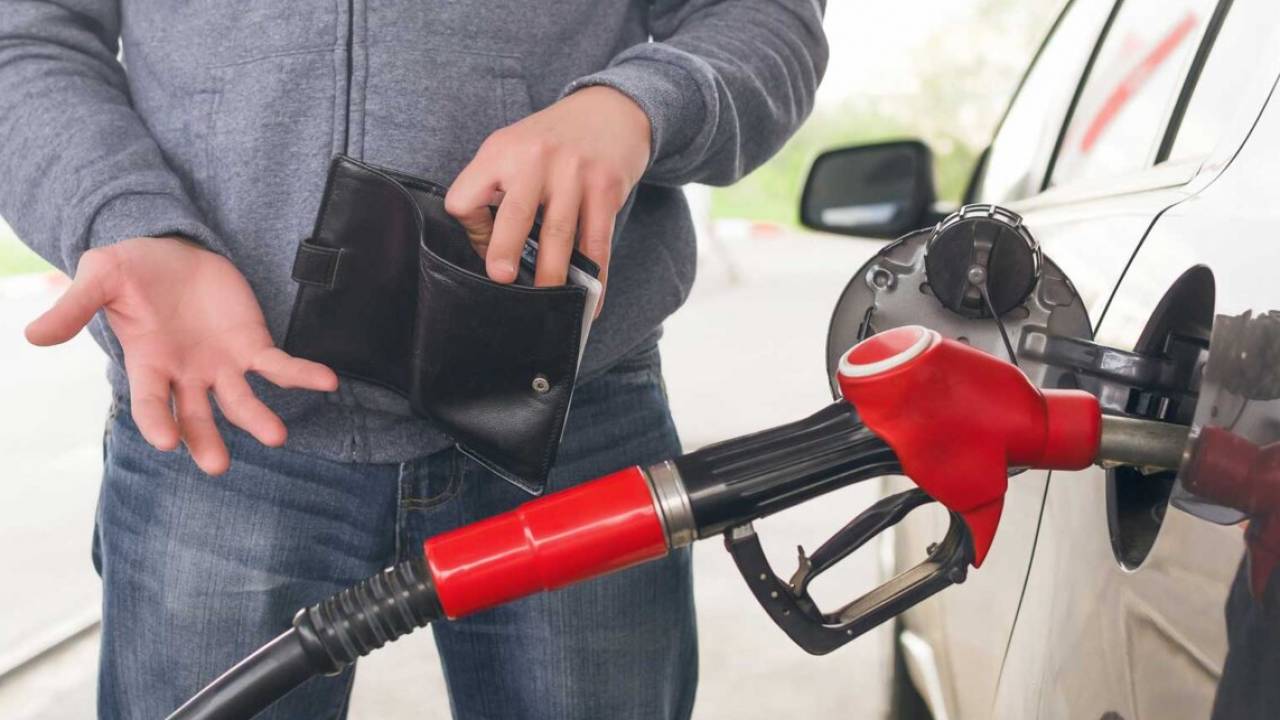 Рост цен на бензин вызвал возмущение депутата