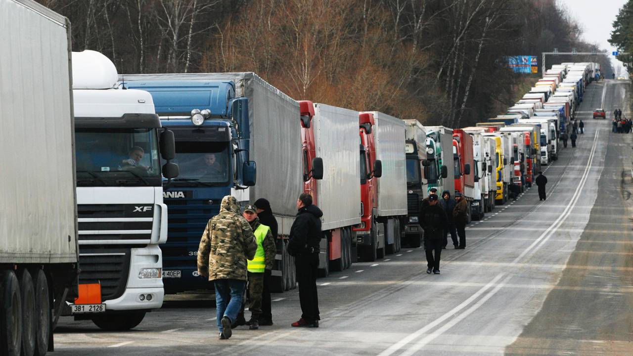 С километровыми заторами на казахстанско-российской границе просит разобраться депутат 