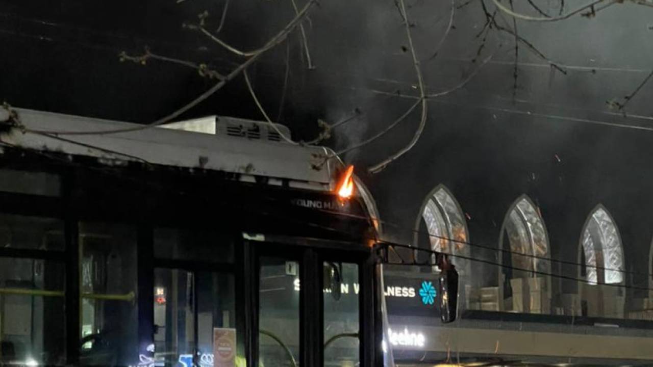 Троллейбус загорелся во время движения в Алматы