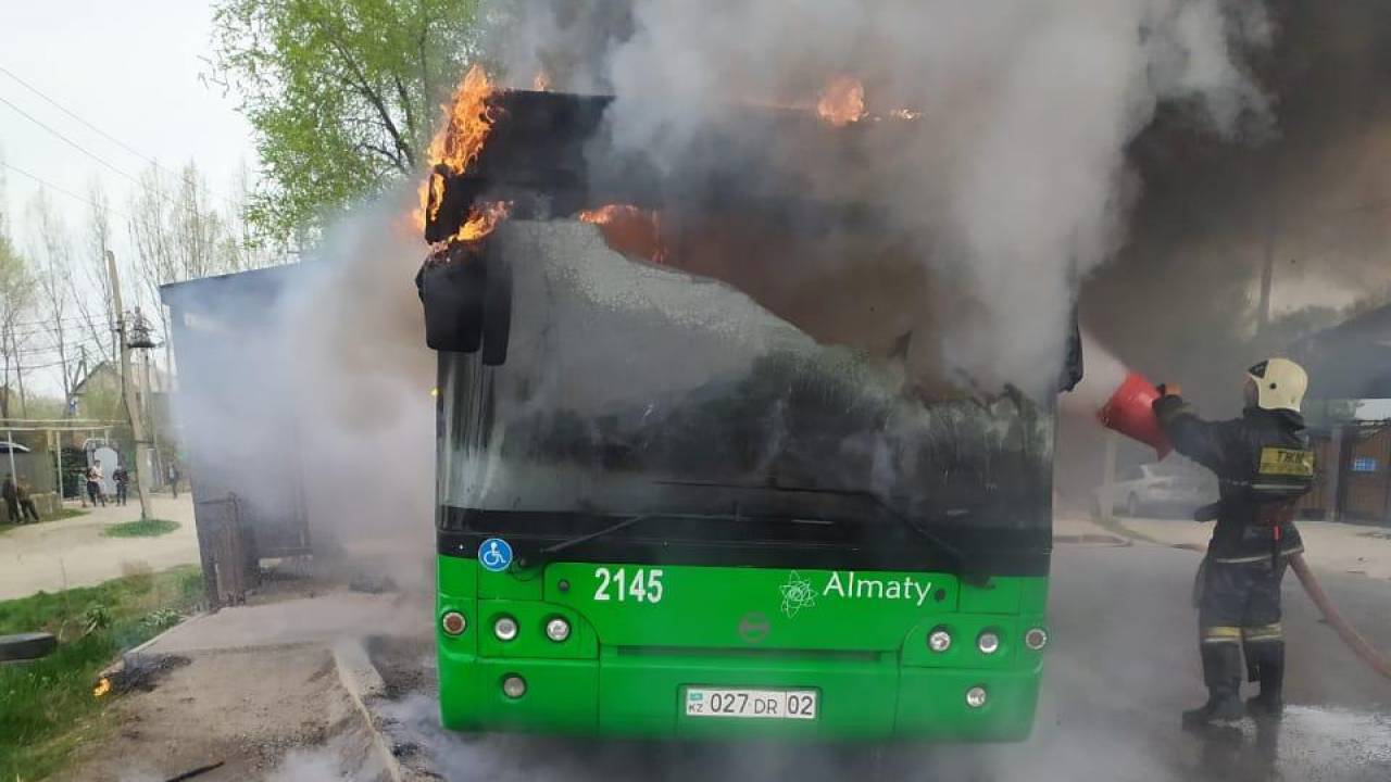 В Алматы горел автобус