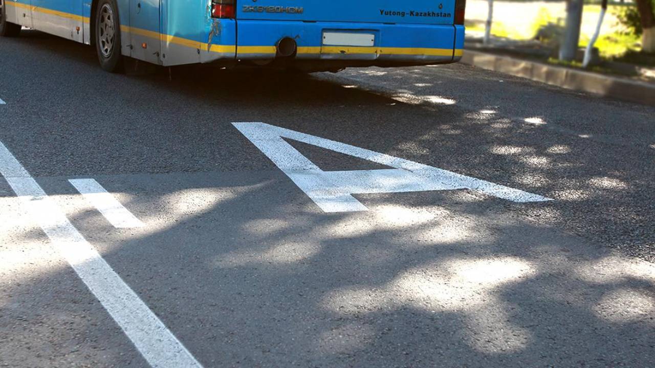 В Алматы камеры "Сергек" "штрафовали" автобусы за езду по автобусным полосам