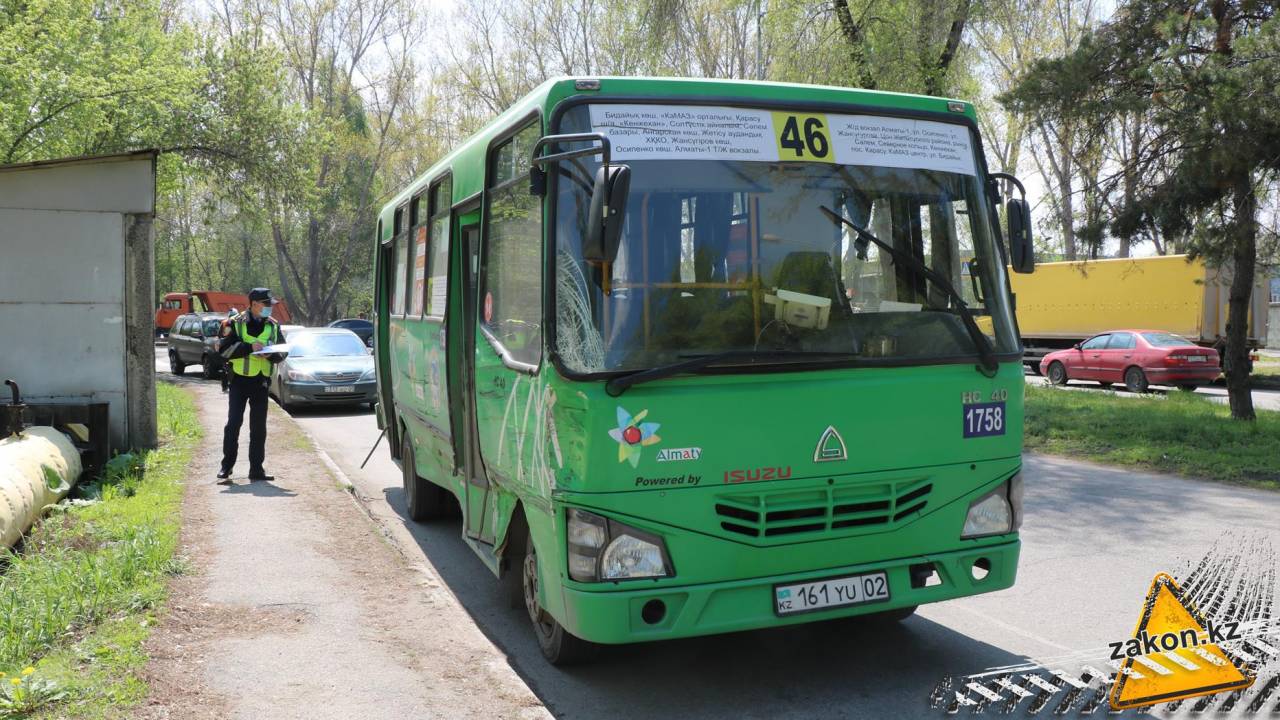 В Алматы столкнулись пассажирский автобус и грузовик