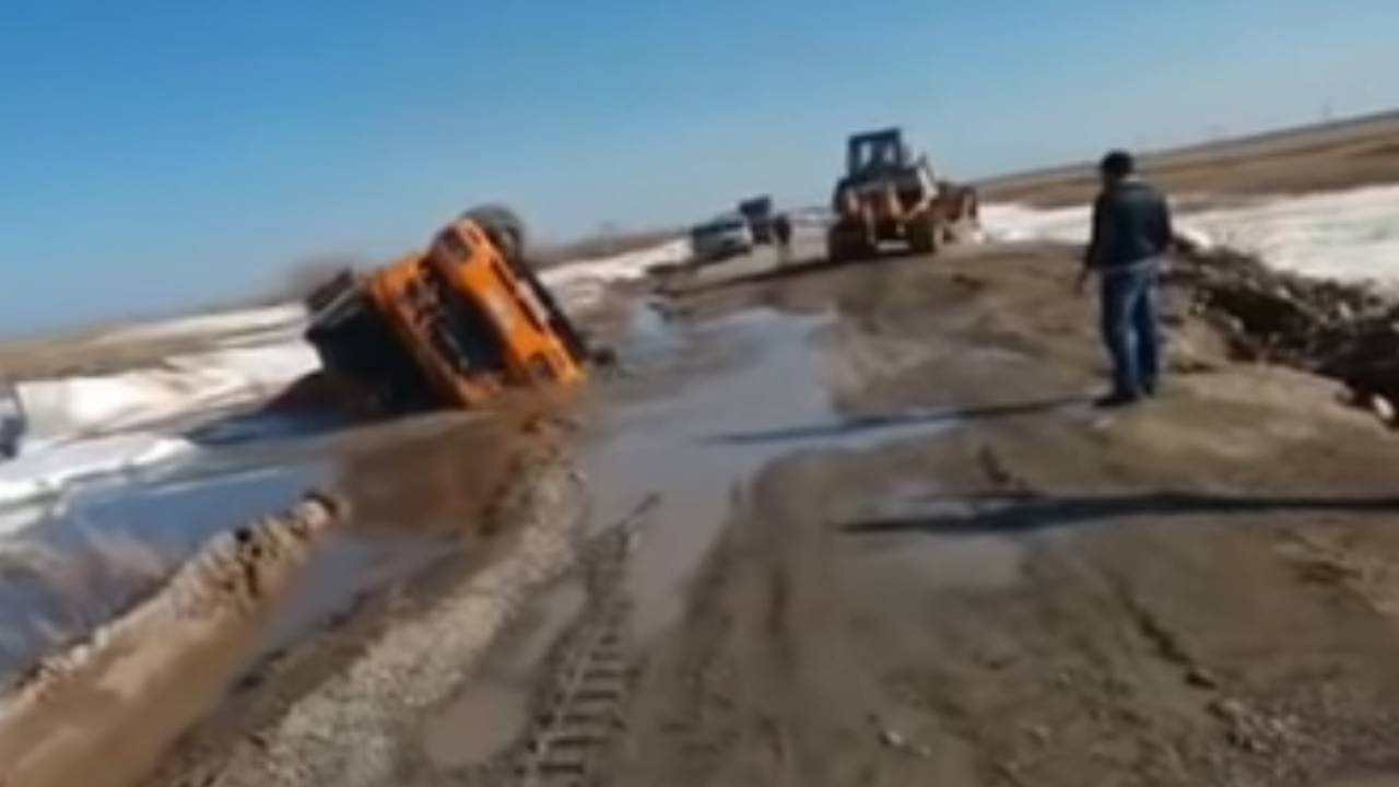 Водитель утонул в грязевой яме в Акмолинской области