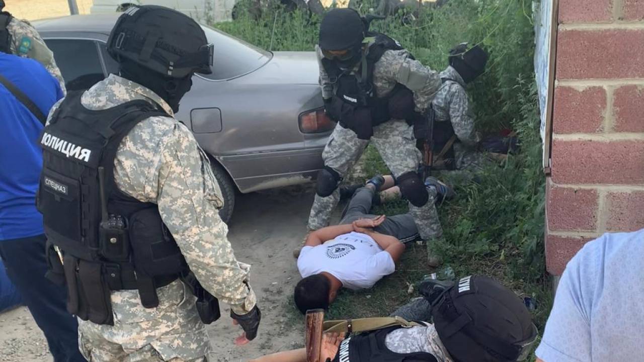 Вооруженную группу вымогателей задержали в Алматинской области