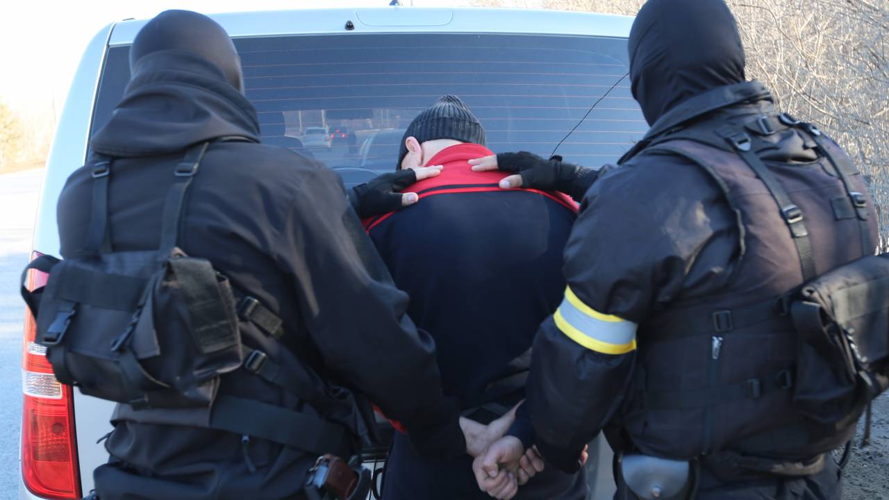 Задержание двух мужчин бойцами спецназа попало на видео в Уральске