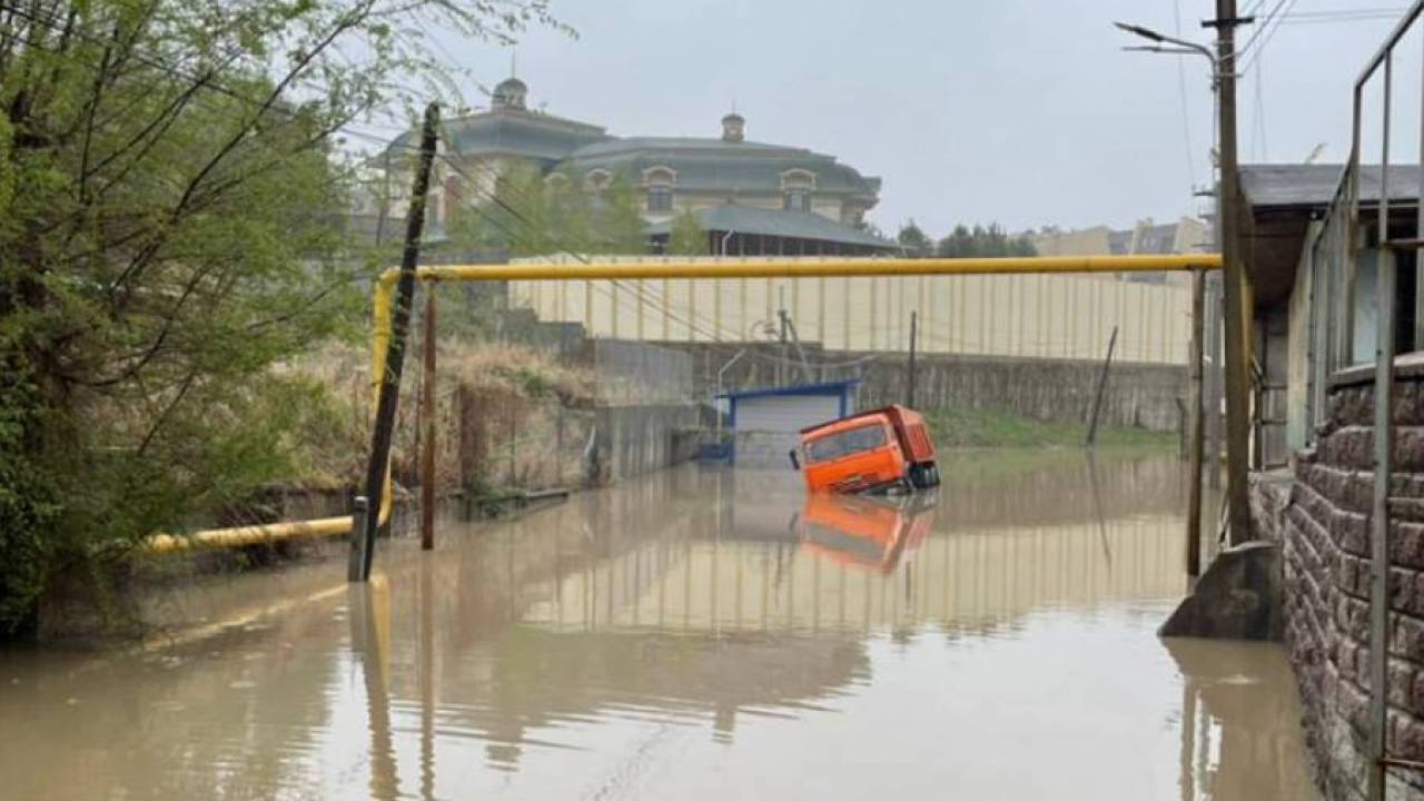 18 случаев подтопления зафиксировали в Алматы после дождя