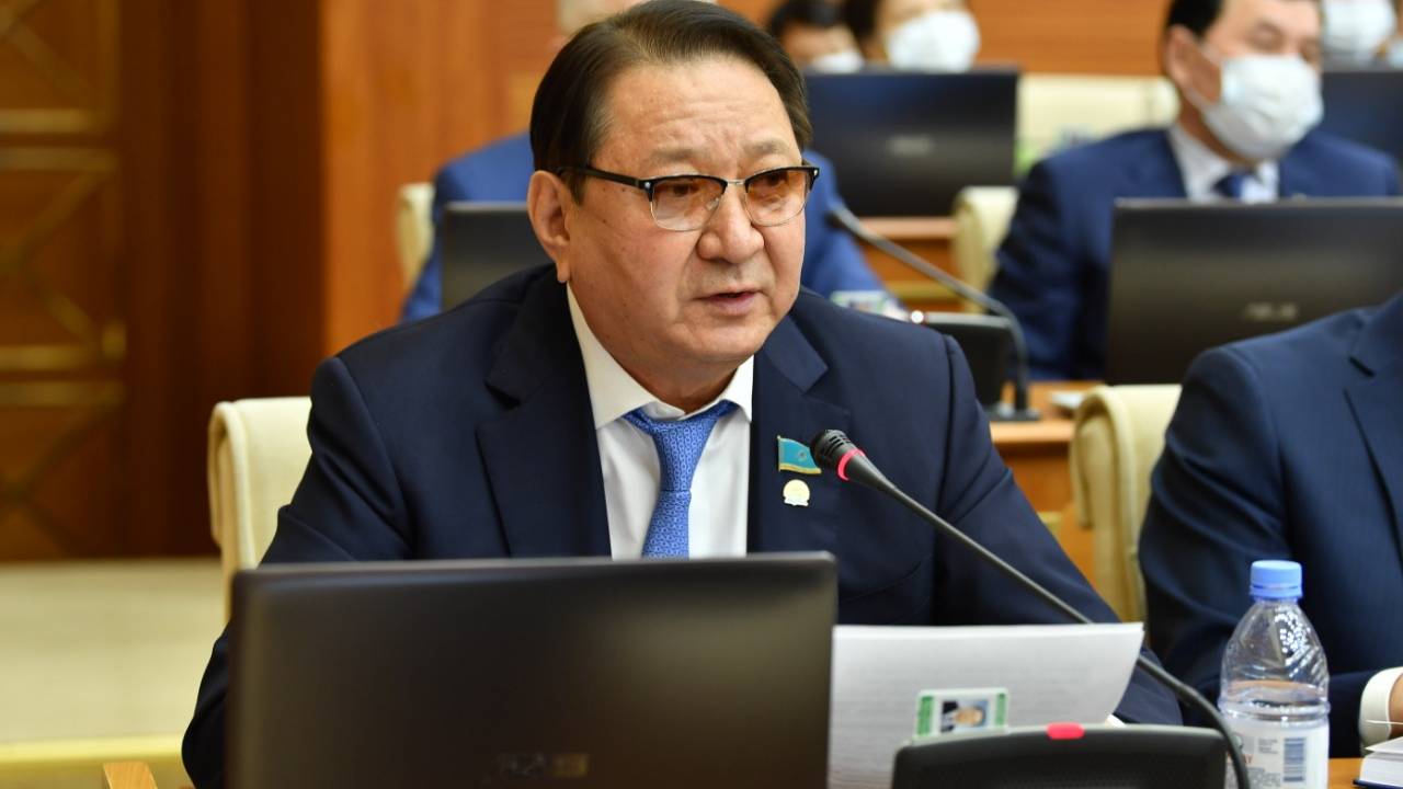 Депутат заявил об угрозе провала плана вакцинации в Казахстане
