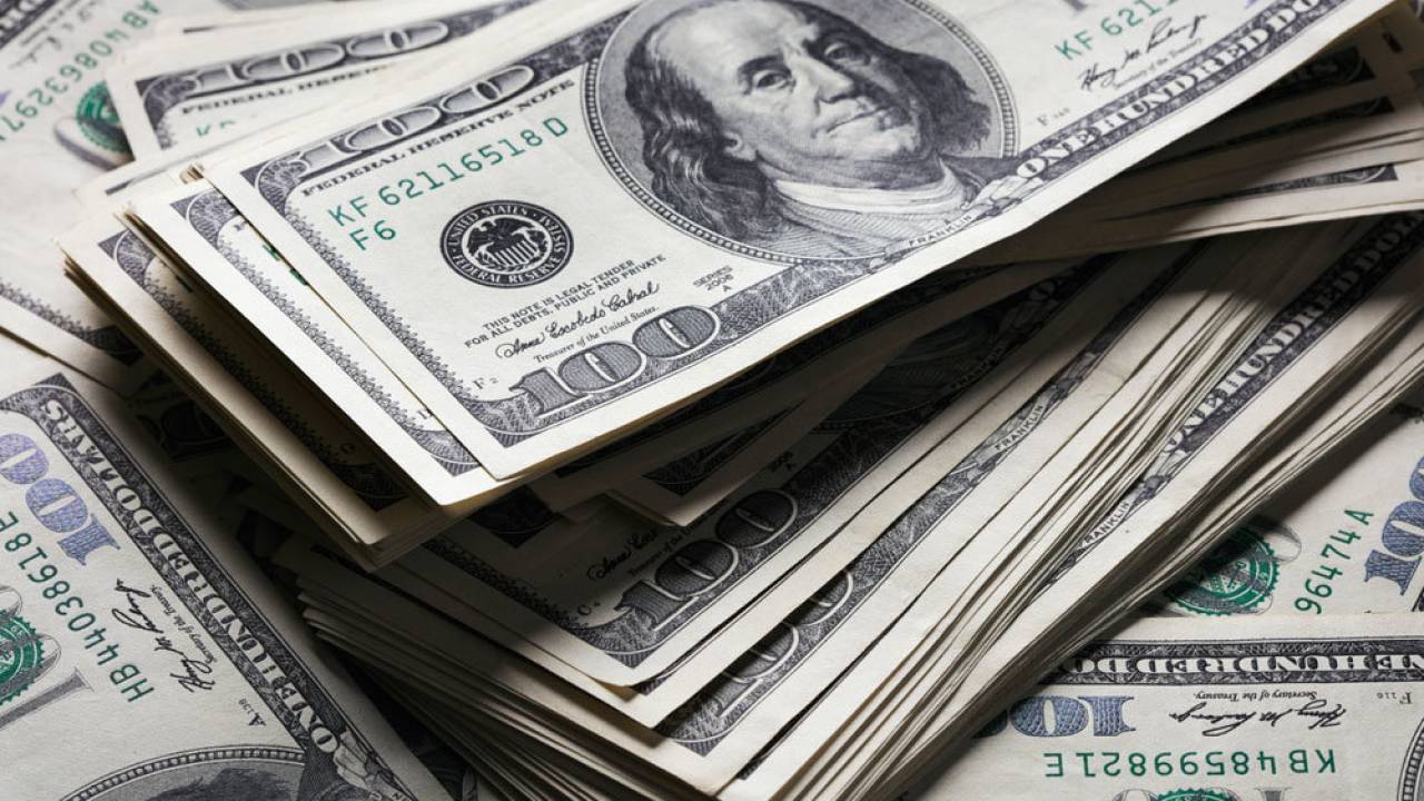 Доллар продолжает расти на торгах