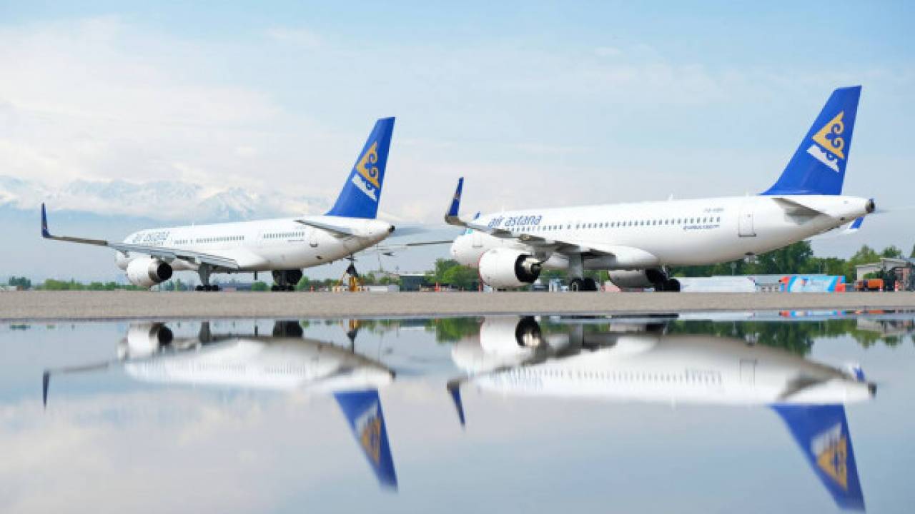 Два самолета столкнулись в аэропорту Алматы во время буксировки