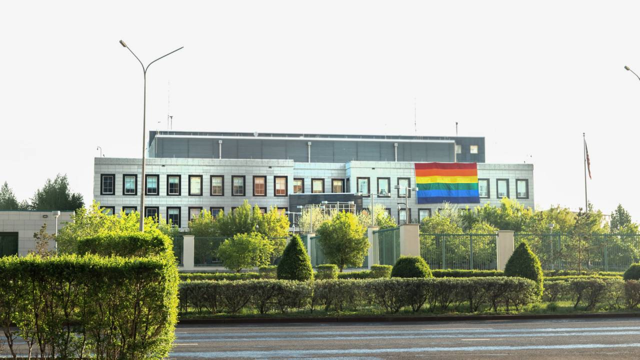 Флаг ЛГБТ появился на посольстве США в Нур-Султане