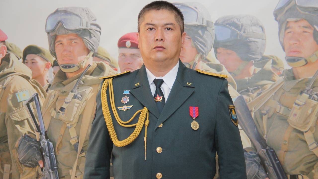 Глава МВД вручил медаль гвардейцу
