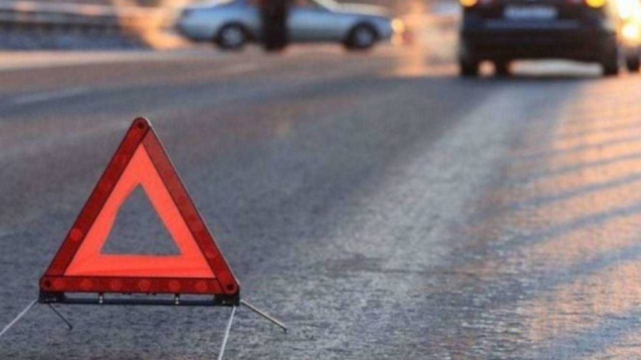 Грузовик сбил насмерть женщину на тротуаре после ДТП