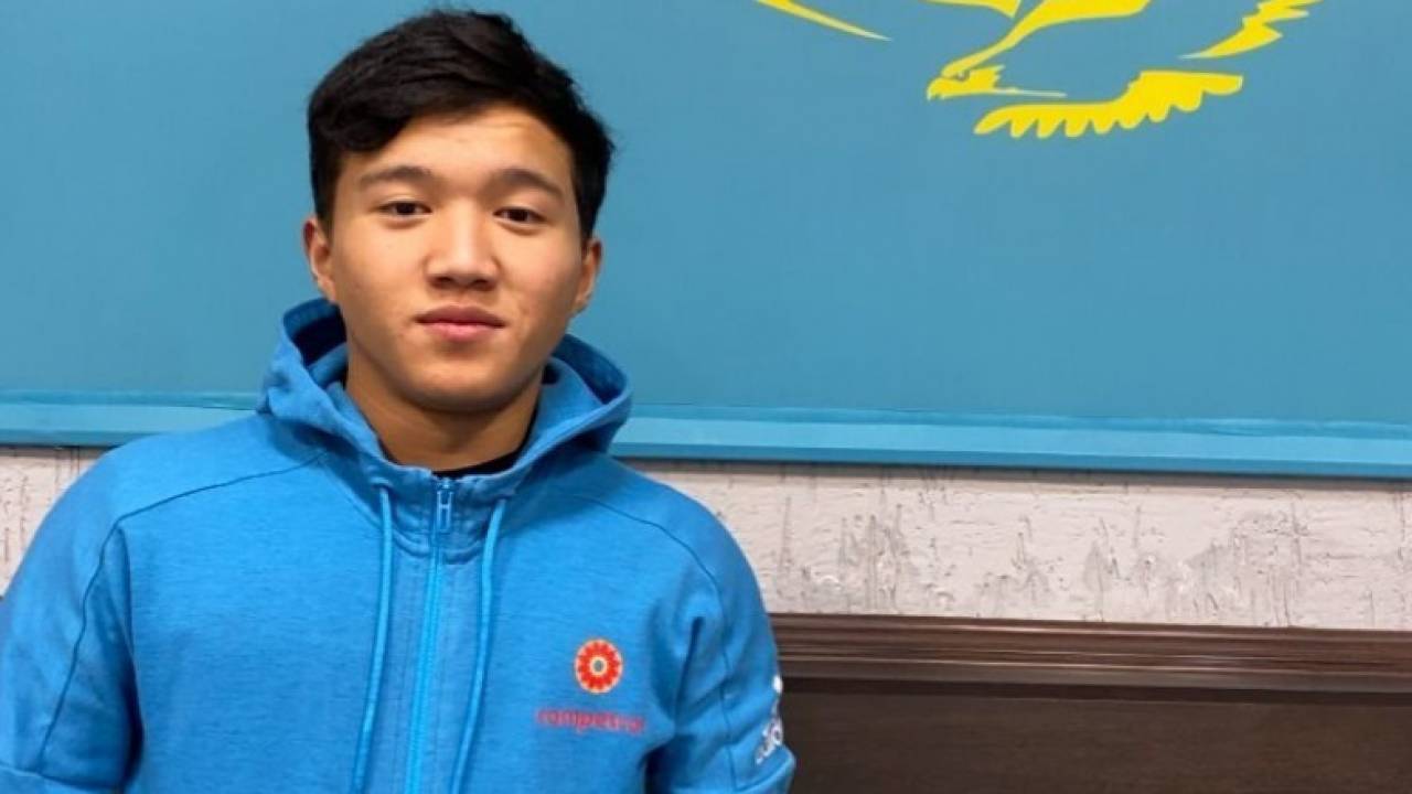 Казахстанец завоевал "золото" на ЧМ по тяжелой атлетике среди юниоров