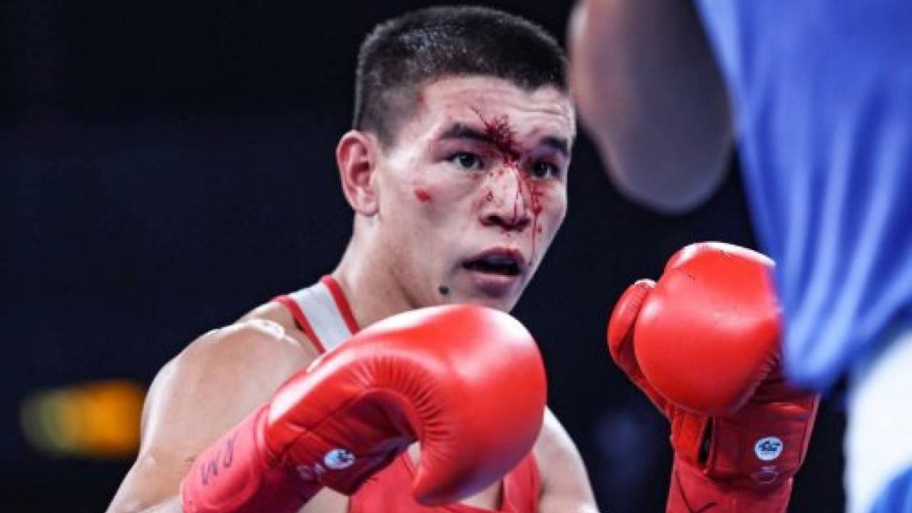 Казахстанский боксер уступил "золото" узбеку в спорном бою на ЧМ Азии