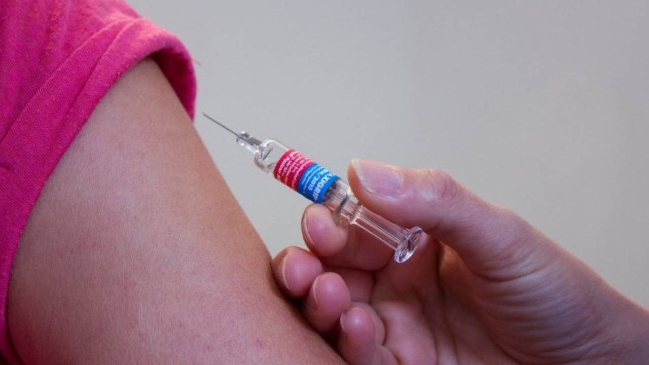 Казахстанцы могут получить вакцину от COVID-19 на дому. Но не все