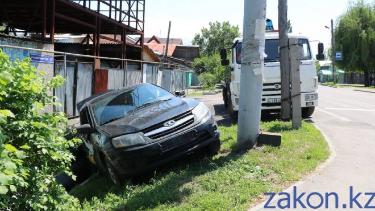 Lada сбила пятерых пешеходов в Алматы