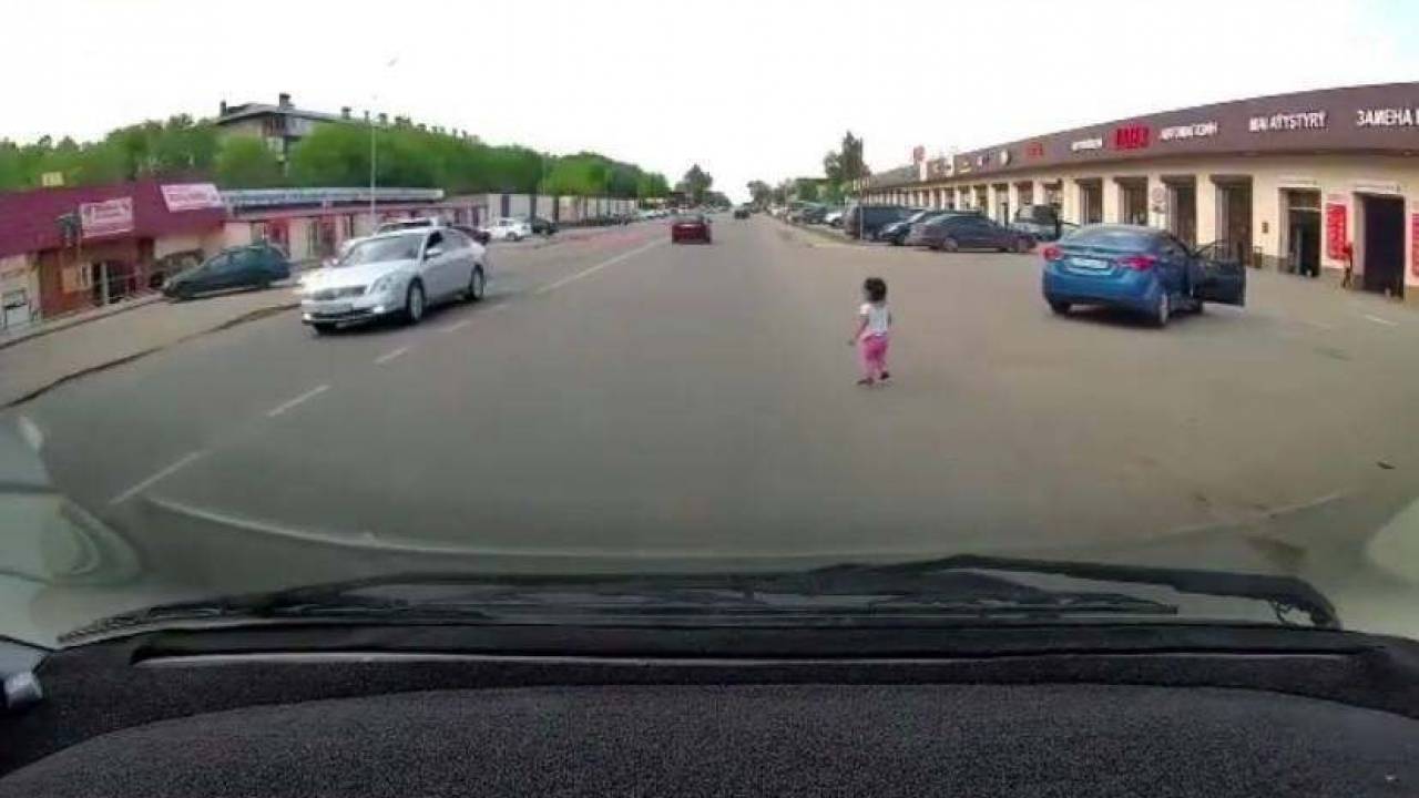 Маленькая девочка выпала из движущейся машины в Алматинской области