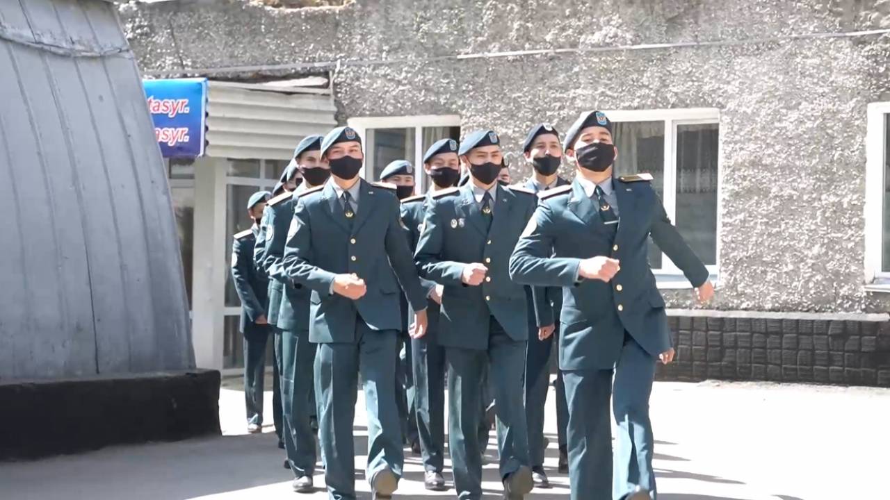 Марш мимо окон - алматинские курсанты поздравили 96-летнего ветерана