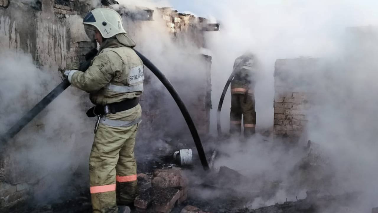 Масштабный пожар в ВКО уничтожил уже 35 домов