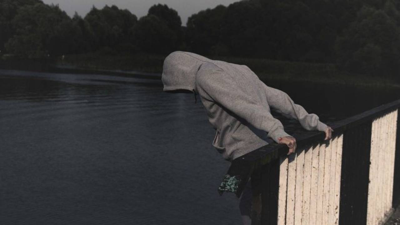 Мужчина спрыгнул с моста в Уральске