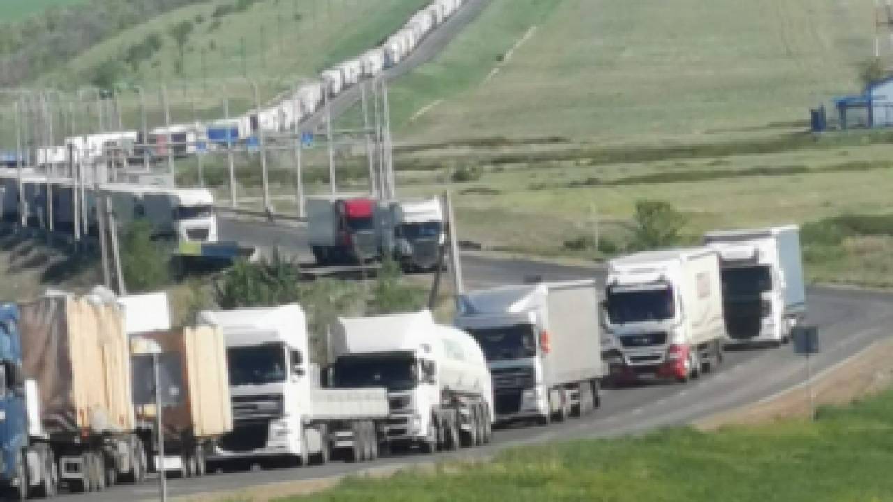 На казахстанско-российской границе скопилось более 350 авто