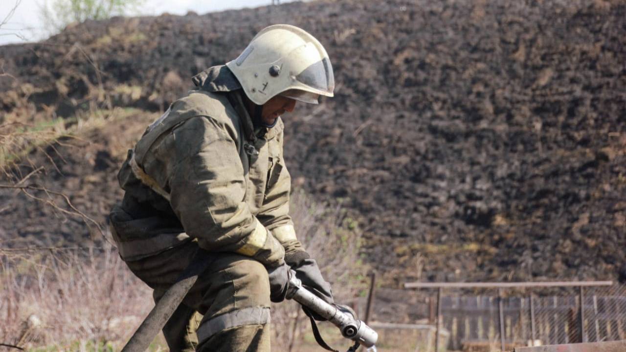 Наши герои. Видео с обессиленными пожарными умилило казахстанцев