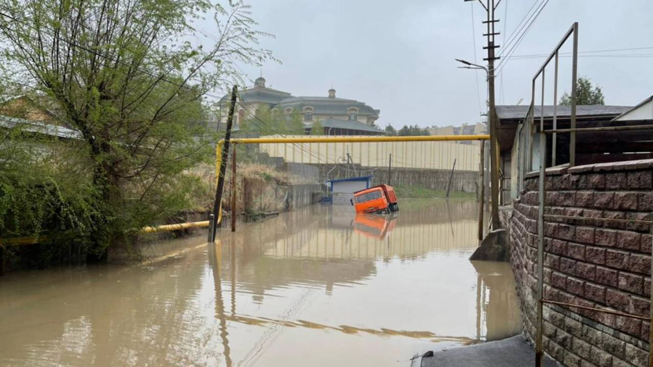 Насосы не справляются: в Баганашыле затопило улицу вместе с КамАЗом
