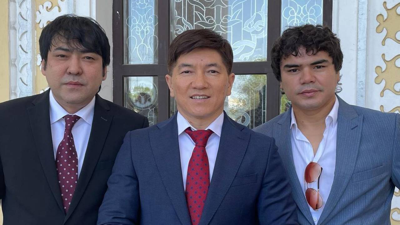 Назарбаев поздравил группу "МузАРТ" с 20-летием