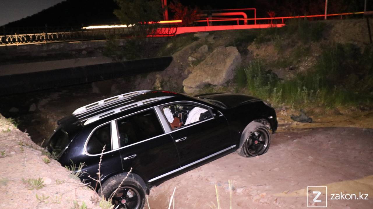 Пьяная алматинка вылетела в реку на Porsche Cayenne