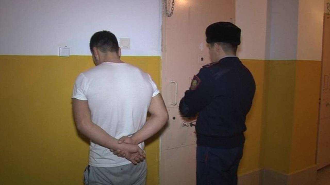 Полицейского ранили кухонным ножом в Талдыкоргане