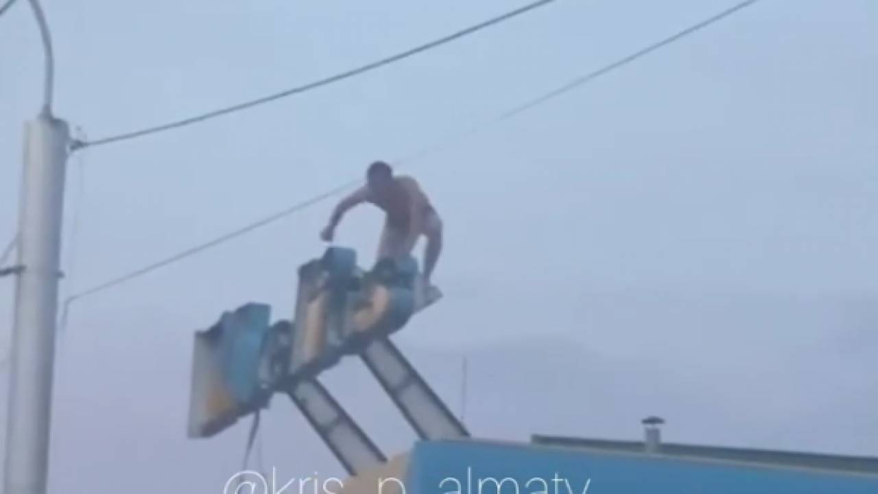 Полуголый мужчина залез на крышу заправки в Алматы и кидался мусором в прохожих