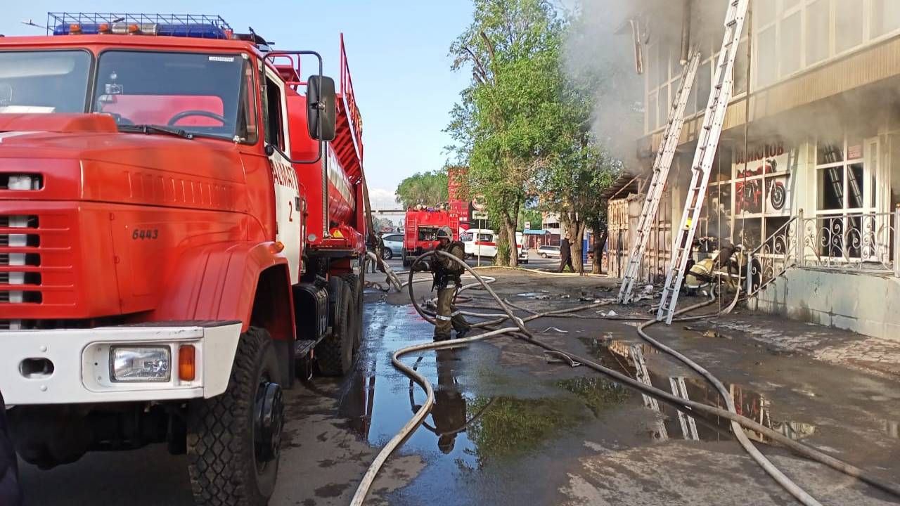 Семерых спасли из горящего здания в Алматы