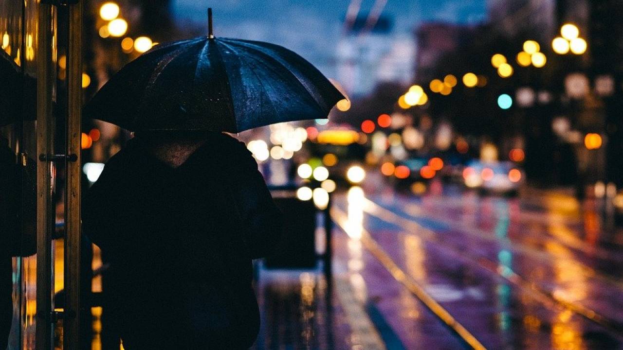 Сильные дожди и град: какая погода ожидает казахстанцев в понедельник